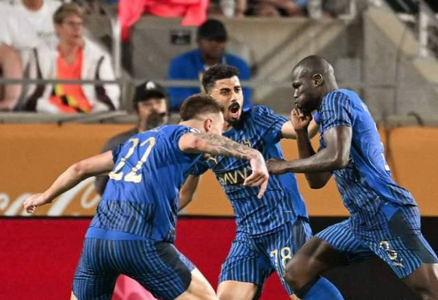 世俱杯史诗之战：新月4-3淘汰曼城，FIFA主席惊讶不已