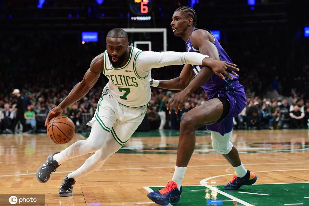 杰伦布朗20+11怀特29分均空砍 黄蜂擒凯尔特人6连胜